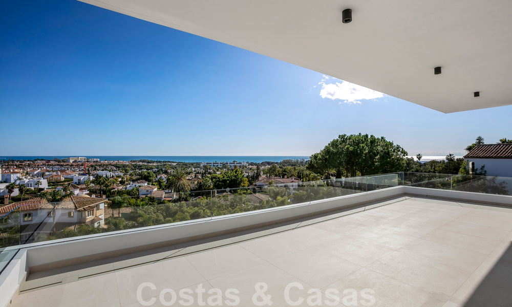 VENDIDO. Se vende villa contemporánea super lujosa con vistas al mar y a la montaña, lista para ser habitada en el Triángulo de Oro de Benahavis, Estepona, Marbella 20770