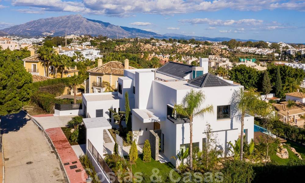 VENDIDO. Se vende villa contemporánea super lujosa con vistas al mar y a la montaña, lista para ser habitada en el Triángulo de Oro de Benahavis, Estepona, Marbella 20786
