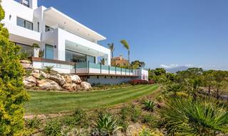 VENDIDO. Se vende villa contemporánea super lujosa con vistas al mar y a la montaña, lista para ser habitada en el Triángulo de Oro de Benahavis, Estepona, Marbella 25440 