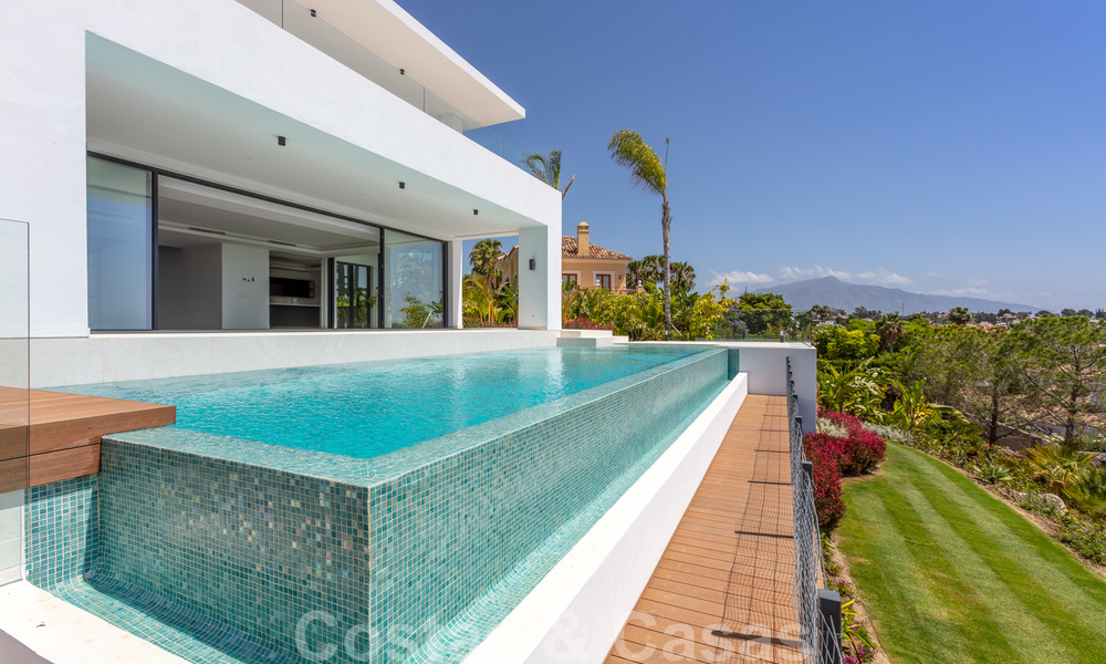 VENDIDO. Se vende villa contemporánea super lujosa con vistas al mar y a la montaña, lista para ser habitada en el Triángulo de Oro de Benahavis, Estepona, Marbella 25441