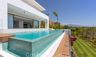 VENDIDO. Se vende villa contemporánea super lujosa con vistas al mar y a la montaña, lista para ser habitada en el Triángulo de Oro de Benahavis, Estepona, Marbella 25441 