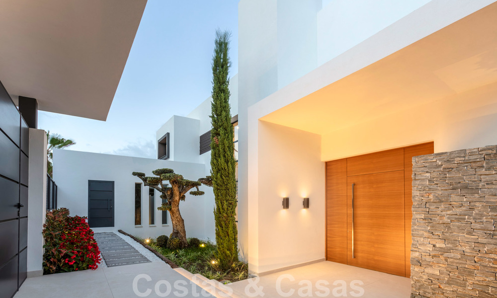 VENDIDO. Se vende villa contemporánea super lujosa con vistas al mar y a la montaña, lista para ser habitada en el Triángulo de Oro de Benahavis, Estepona, Marbella 25449