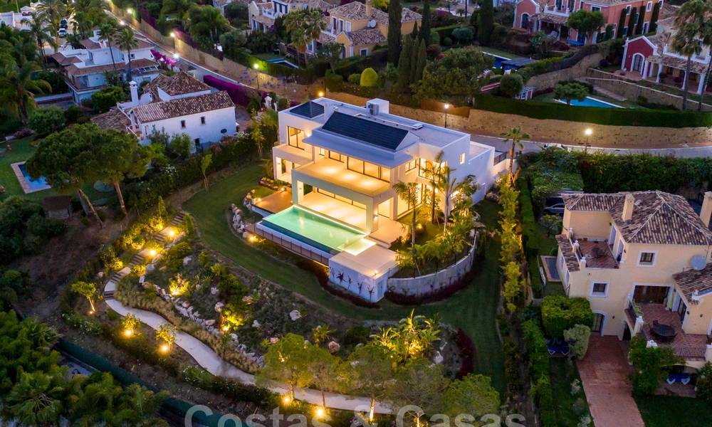 VENDIDO. Se vende villa contemporánea super lujosa con vistas al mar y a la montaña, lista para ser habitada en el Triángulo de Oro de Benahavis, Estepona, Marbella 25458