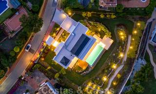 VENDIDO. Se vende villa contemporánea super lujosa con vistas al mar y a la montaña, lista para ser habitada en el Triángulo de Oro de Benahavis, Estepona, Marbella 25460 