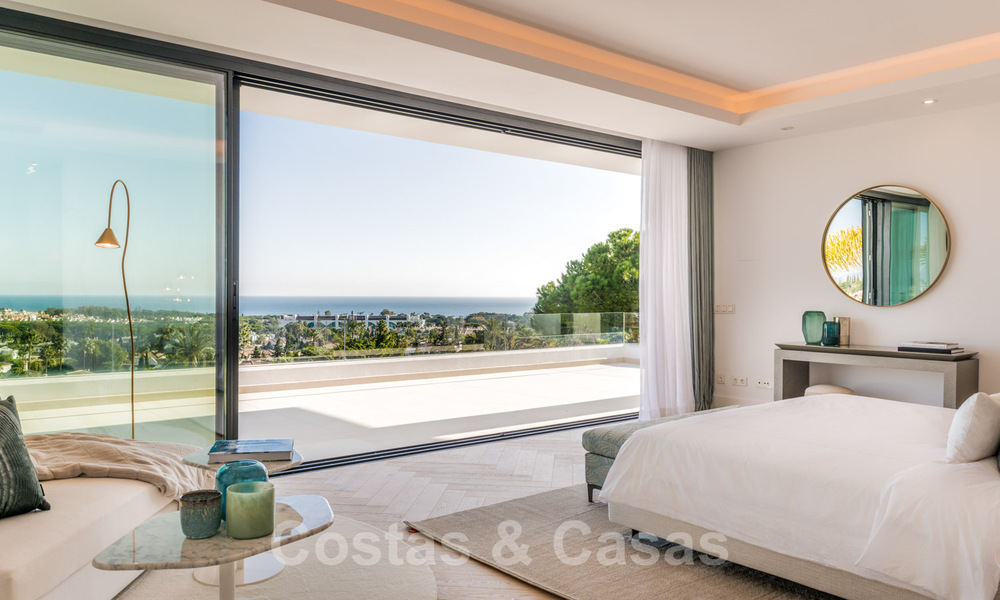 VENDIDO. Se vende villa contemporánea super lujosa con vistas al mar y a la montaña, lista para ser habitada en el Triángulo de Oro de Benahavis, Estepona, Marbella 29793