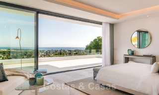 VENDIDO. Se vende villa contemporánea super lujosa con vistas al mar y a la montaña, lista para ser habitada en el Triángulo de Oro de Benahavis, Estepona, Marbella 29793 