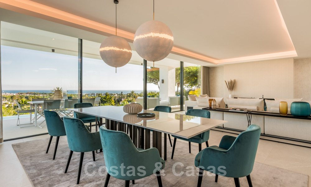 VENDIDO. Se vende villa contemporánea super lujosa con vistas al mar y a la montaña, lista para ser habitada en el Triángulo de Oro de Benahavis, Estepona, Marbella 29798