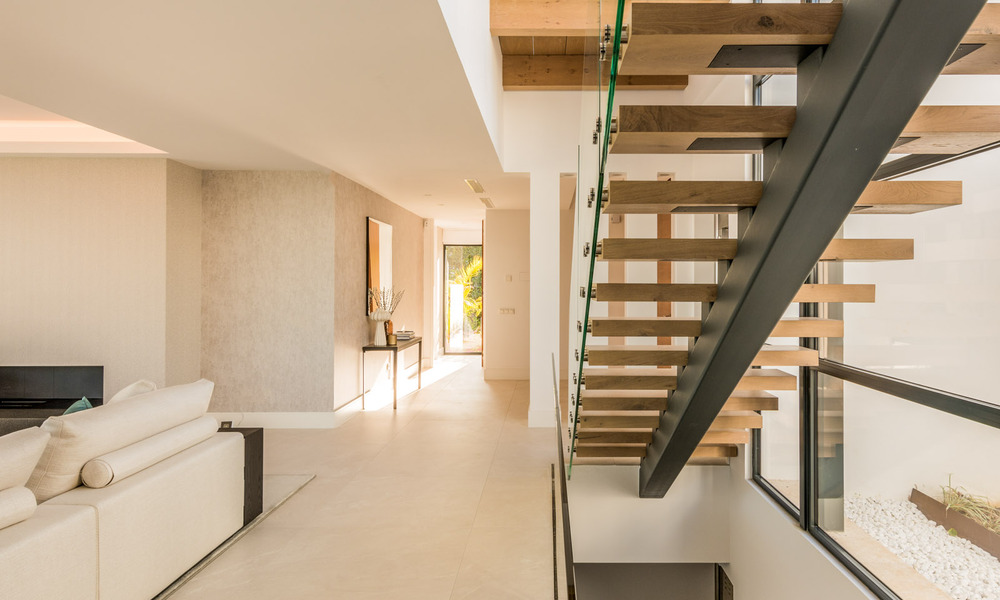 VENDIDO. Se vende villa contemporánea super lujosa con vistas al mar y a la montaña, lista para ser habitada en el Triángulo de Oro de Benahavis, Estepona, Marbella 29799