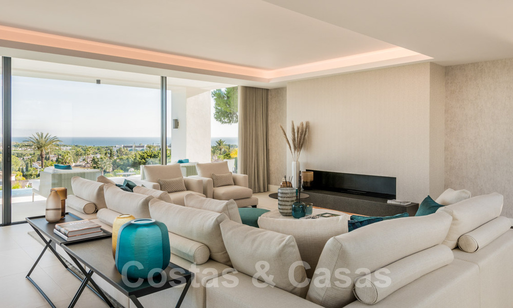 VENDIDO. Se vende villa contemporánea super lujosa con vistas al mar y a la montaña, lista para ser habitada en el Triángulo de Oro de Benahavis, Estepona, Marbella 29800