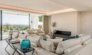 VENDIDO. Se vende villa contemporánea super lujosa con vistas al mar y a la montaña, lista para ser habitada en el Triángulo de Oro de Benahavis, Estepona, Marbella 29800 