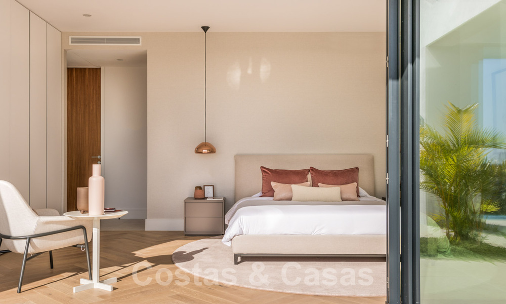 VENDIDO. Se vende villa contemporánea super lujosa con vistas al mar y a la montaña, lista para ser habitada en el Triángulo de Oro de Benahavis, Estepona, Marbella 32020