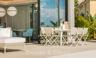 VENDIDO. Se vende villa contemporánea super lujosa con vistas al mar y a la montaña, lista para ser habitada en el Triángulo de Oro de Benahavis, Estepona, Marbella 32028 