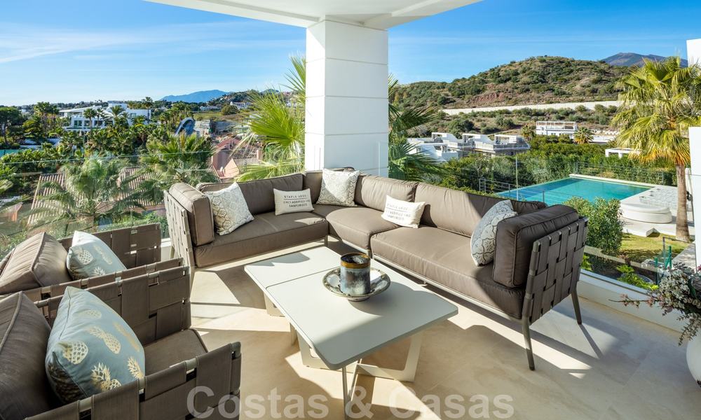 Elegante villa de lujo contemporáneo con vistas al mar en venta en la codiciada Nueva Andalucía, Marbella 20890