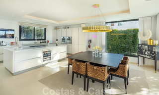 Elegante villa de lujo contemporáneo con vistas al mar en venta en la codiciada Nueva Andalucía, Marbella 20892 