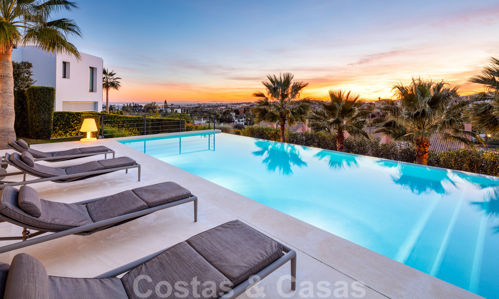 Elegante villa de lujo contemporáneo con vistas al mar en venta en la codiciada Nueva Andalucía, Marbella 20909