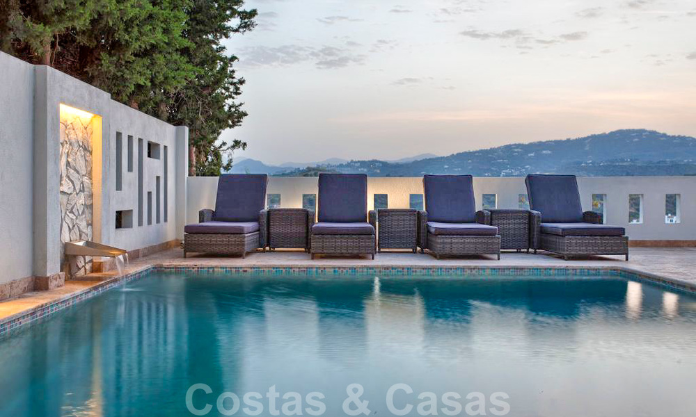 Encantadora villa de lujo totalmente renovada con vistas al mar y a la montaña en venta, Nueva Andalucía, Marbella 20912