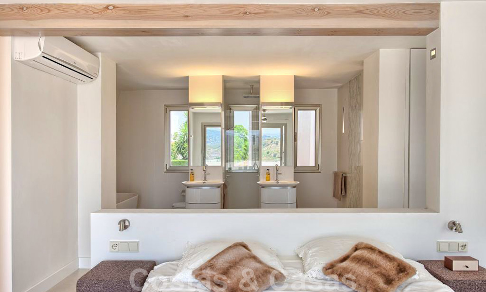 Encantadora villa de lujo totalmente renovada con vistas al mar y a la montaña en venta, Nueva Andalucía, Marbella 20915