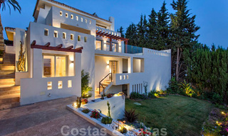 Encantadora villa de lujo totalmente renovada con vistas al mar y a la montaña en venta, Nueva Andalucía, Marbella 20921 
