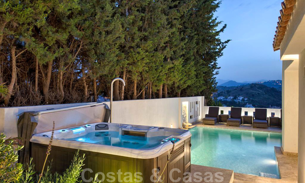 Encantadora villa de lujo totalmente renovada con vistas al mar y a la montaña en venta, Nueva Andalucía, Marbella 20925
