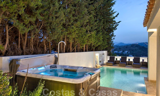 Encantadora villa de lujo totalmente renovada con vistas al mar y a la montaña en venta, Nueva Andalucía, Marbella 20925 