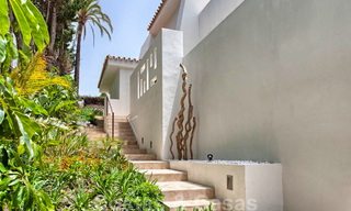 Encantadora villa de lujo totalmente renovada con vistas al mar y a la montaña en venta, Nueva Andalucía, Marbella 20927 