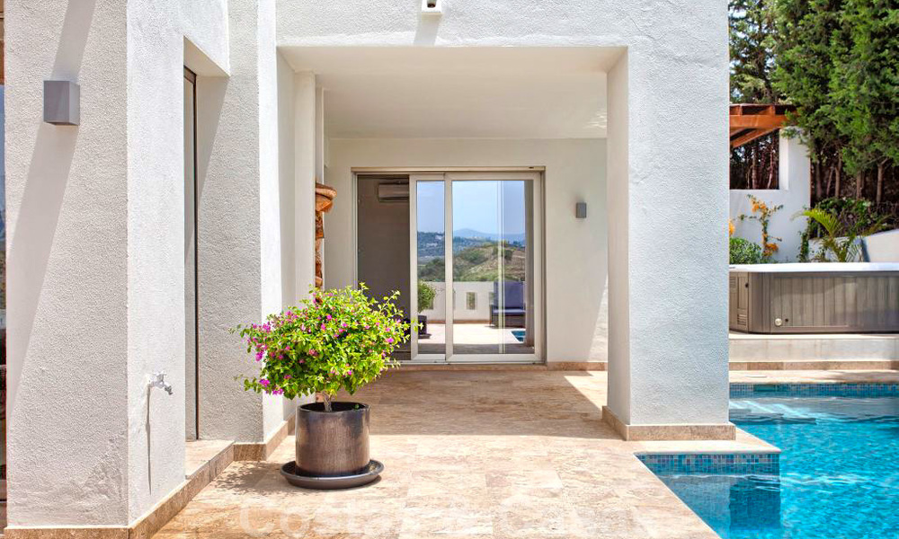 Encantadora villa de lujo totalmente renovada con vistas al mar y a la montaña en venta, Nueva Andalucía, Marbella 20928