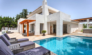 Encantadora villa de lujo totalmente renovada con vistas al mar y a la montaña en venta, Nueva Andalucía, Marbella 20938 