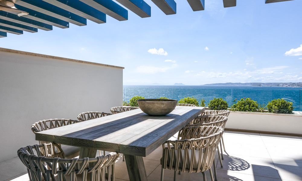 Nuevos apartamentos de lujo en primera línea de playa en venta, cerca del centro y el puerto deportivo de Estepona 64817