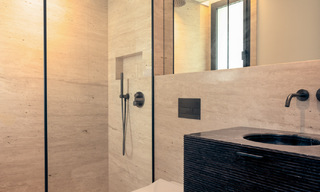 Nuevos apartamentos de lujo en primera línea de playa en venta, cerca del centro y el puerto deportivo de Estepona 64820 