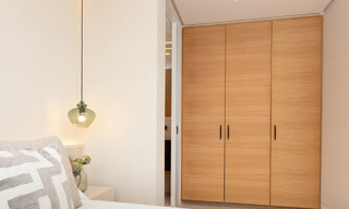 Nuevos apartamentos de lujo en primera línea de playa en venta, cerca del centro y el puerto deportivo de Estepona 64821 