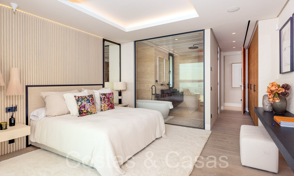 Nuevos apartamentos de lujo en primera línea de playa en venta, cerca del centro y el puerto deportivo de Estepona 64824