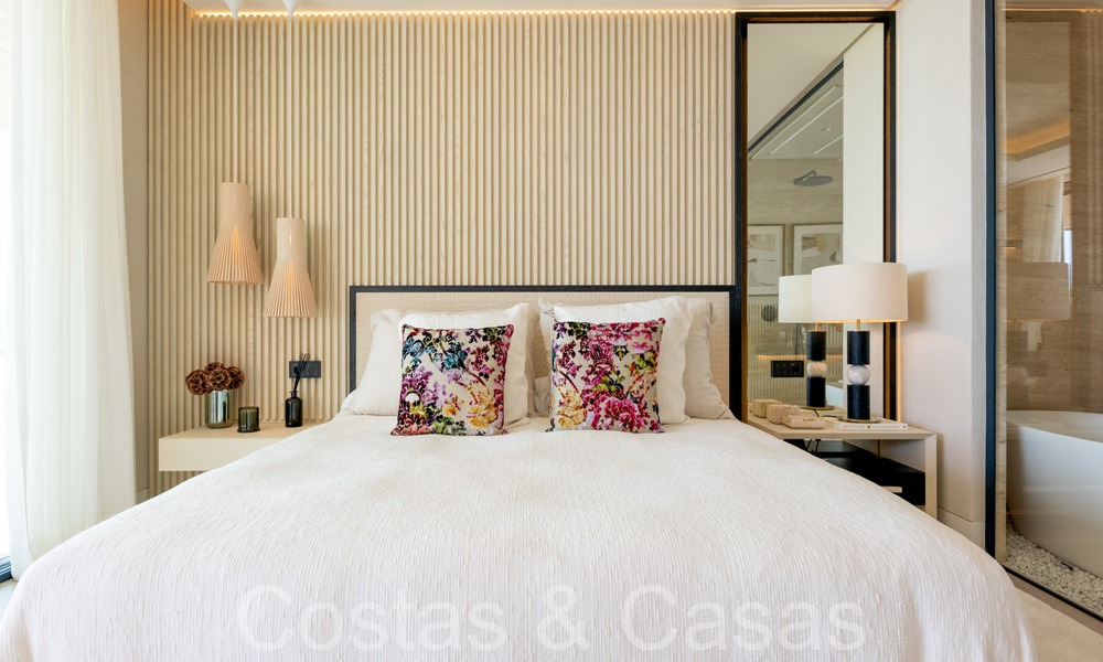 Nuevos apartamentos de lujo en primera línea de playa en venta, cerca del centro y el puerto deportivo de Estepona 64825