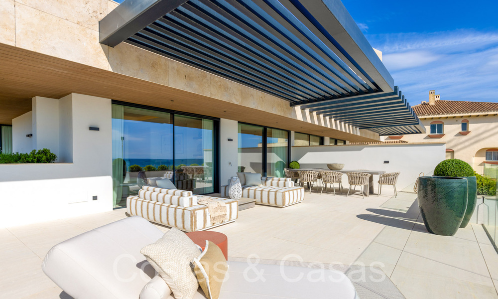 Nuevos apartamentos de lujo en primera línea de playa en venta, cerca del centro y el puerto deportivo de Estepona 64828