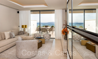 Nuevos apartamentos de lujo en primera línea de playa en venta, cerca del centro y el puerto deportivo de Estepona 64831 