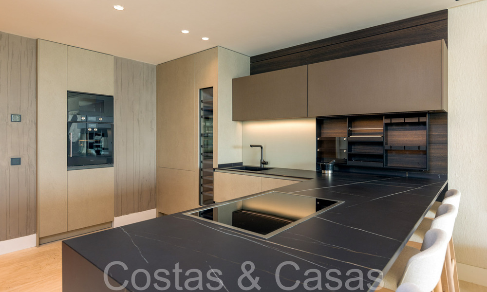 Nuevos apartamentos de lujo en primera línea de playa en venta, cerca del centro y el puerto deportivo de Estepona 64833