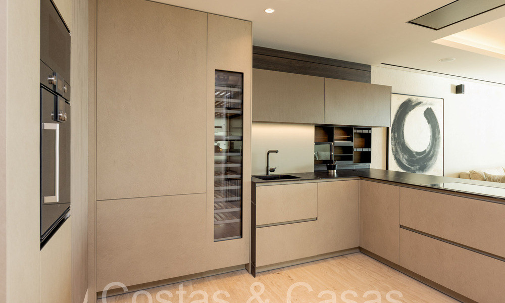 Nuevos apartamentos de lujo en primera línea de playa en venta, cerca del centro y el puerto deportivo de Estepona 64834