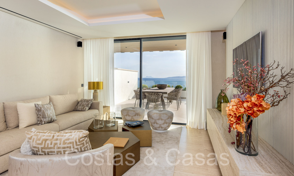 Nuevos apartamentos de lujo en primera línea de playa en venta, cerca del centro y el puerto deportivo de Estepona 64836