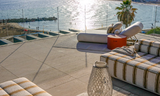 Nuevos apartamentos de lujo en primera línea de playa en venta, cerca del centro y el puerto deportivo de Estepona 64838 