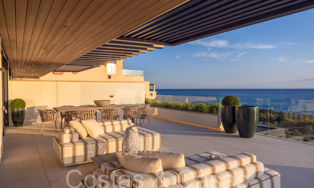 Nuevos apartamentos de lujo en primera línea de playa en venta, cerca del centro y el puerto deportivo de Estepona 64845
