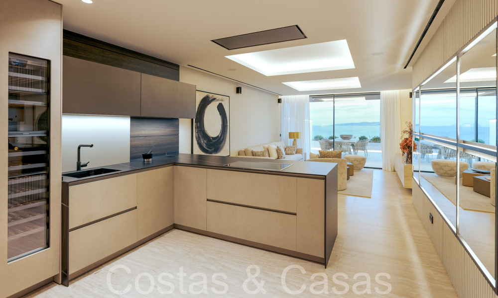Nuevos apartamentos de lujo en primera línea de playa en venta, cerca del centro y el puerto deportivo de Estepona 64854
