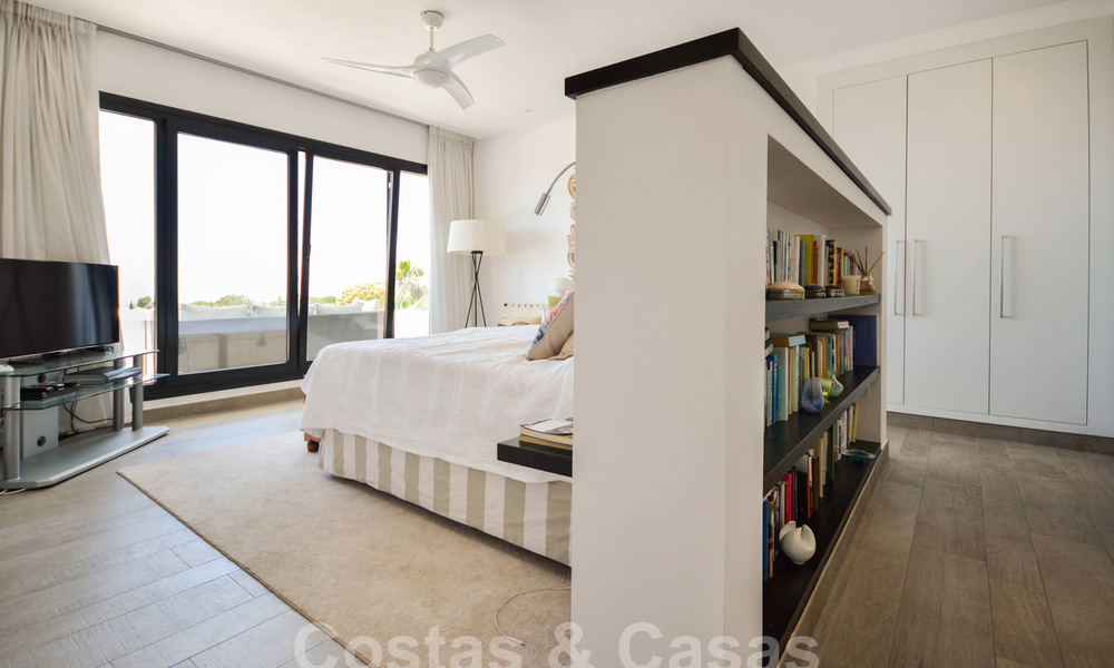 Moderna villa de lujo con vistas panorámicas al mar en venta en la prestigiosa Milla de Oro de Marbella 20960