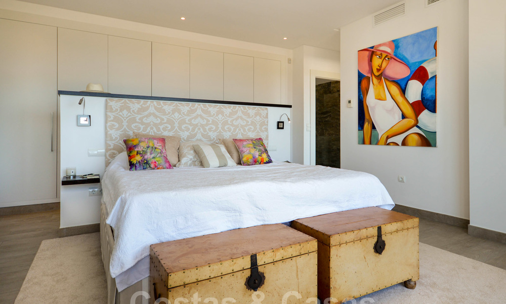 Moderna villa de lujo con vistas panorámicas al mar en venta en la prestigiosa Milla de Oro de Marbella 20961