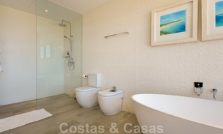 Moderna villa de lujo con vistas panorámicas al mar en venta en la prestigiosa Milla de Oro de Marbella 20966 