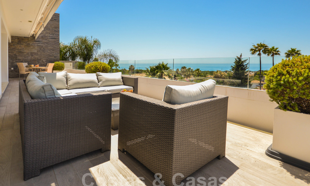 Moderna villa de lujo con vistas panorámicas al mar en venta en la prestigiosa Milla de Oro de Marbella 20967