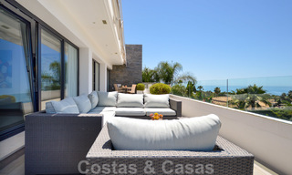 Moderna villa de lujo con vistas panorámicas al mar en venta en la prestigiosa Milla de Oro de Marbella 20968 