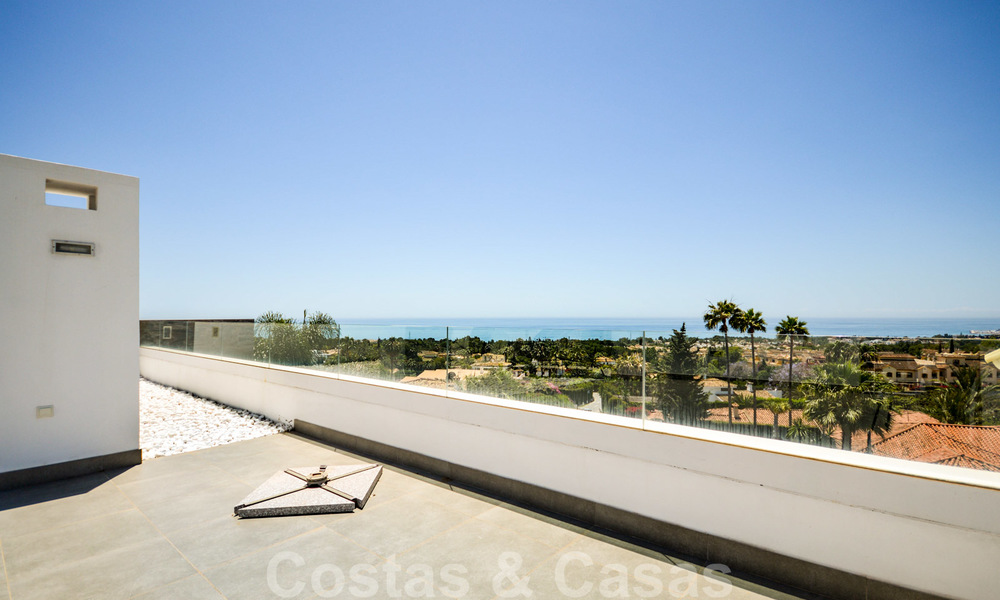 Moderna villa de lujo con vistas panorámicas al mar en venta en la prestigiosa Milla de Oro de Marbella 20977