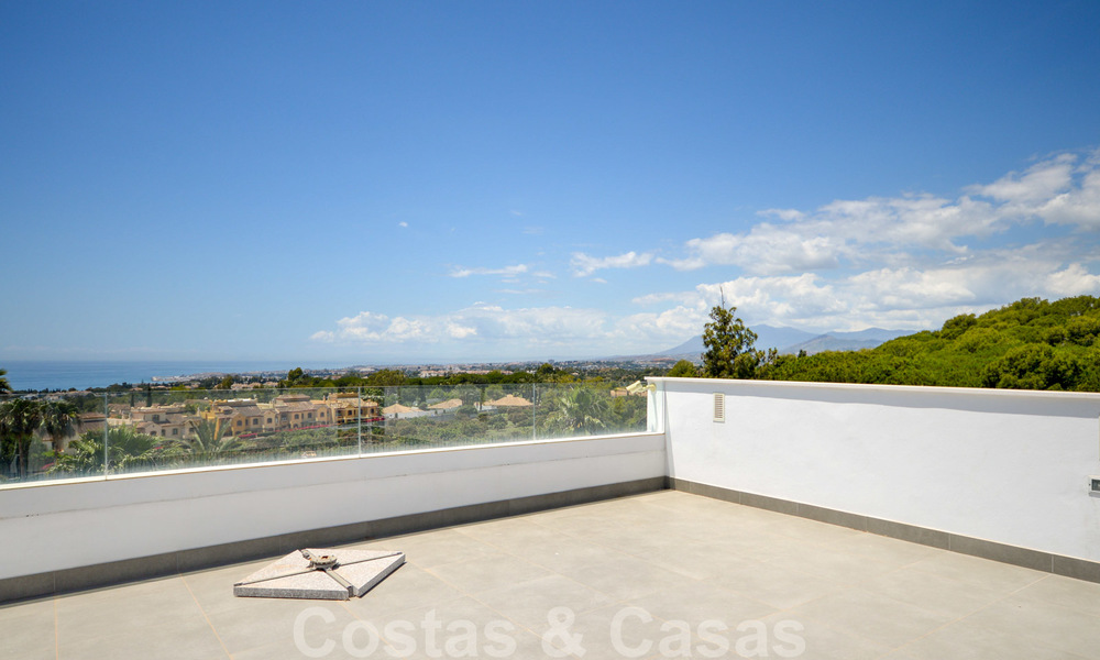Moderna villa de lujo con vistas panorámicas al mar en venta en la prestigiosa Milla de Oro de Marbella 20978