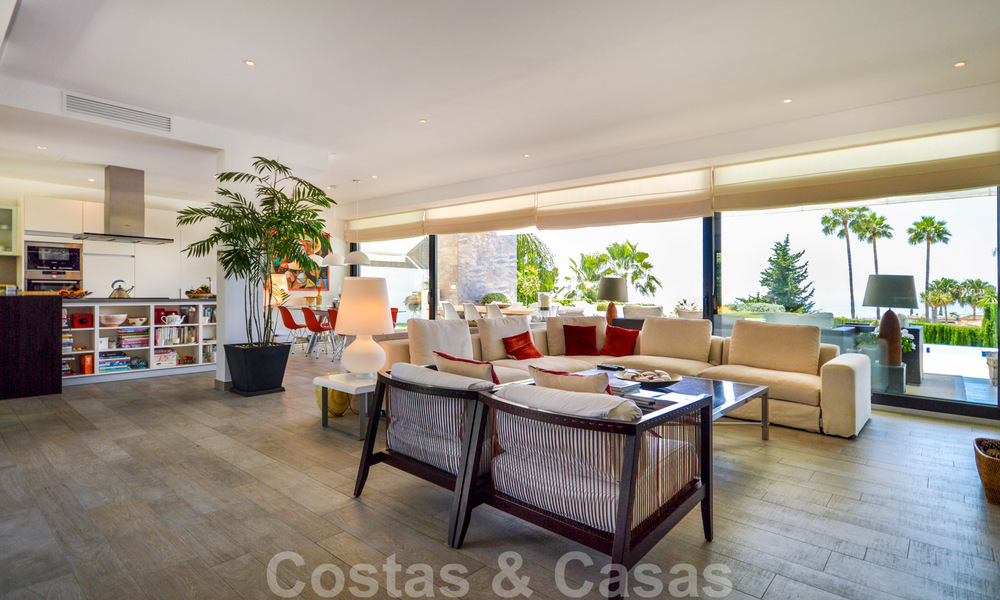 Moderna villa de lujo con vistas panorámicas al mar en venta en la prestigiosa Milla de Oro de Marbella 20987