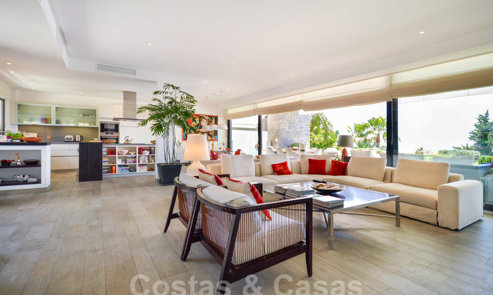 Moderna villa de lujo con vistas panorámicas al mar en venta en la prestigiosa Milla de Oro de Marbella 20988