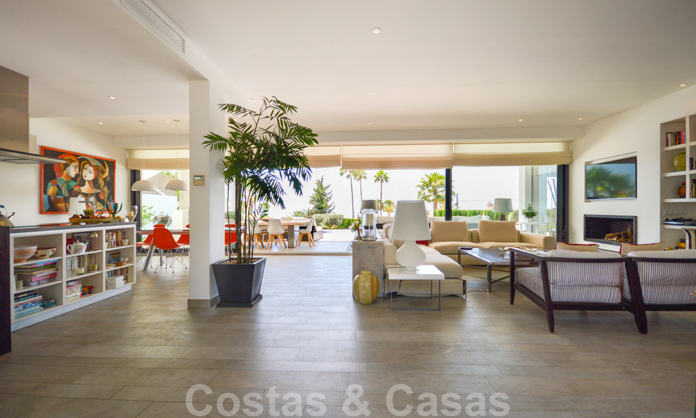 Moderna villa de lujo con vistas panorámicas al mar en venta en la prestigiosa Milla de Oro de Marbella 20992